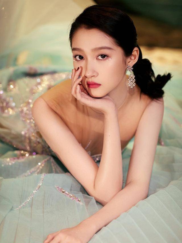 上面几乎是镂空透明的设计,让关晓彤看起来时尚了很多,而下身却是浅淡