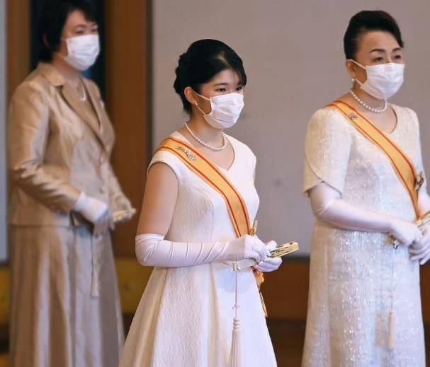 20岁爱子公主堪当大任,首次出席“亲蚕礼”,成天皇夫妇的骄傲_王室_一家_公务