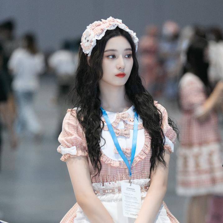 明星穿洛丽塔的样子,杨超越精致,赖美云像洋娃娃,看到最后:女粉哭了