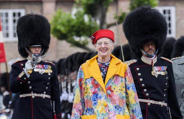 丹麦民众想见丹麦女王，卫兵：去菜市场找找，她肯定在那买菜