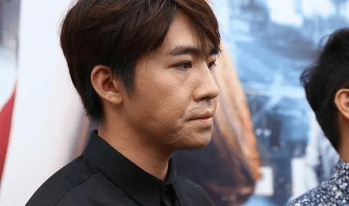 《八佰》露出烧伤伤疤,小鲜肉俞灏明的演技路走了十年_的战斗_四行