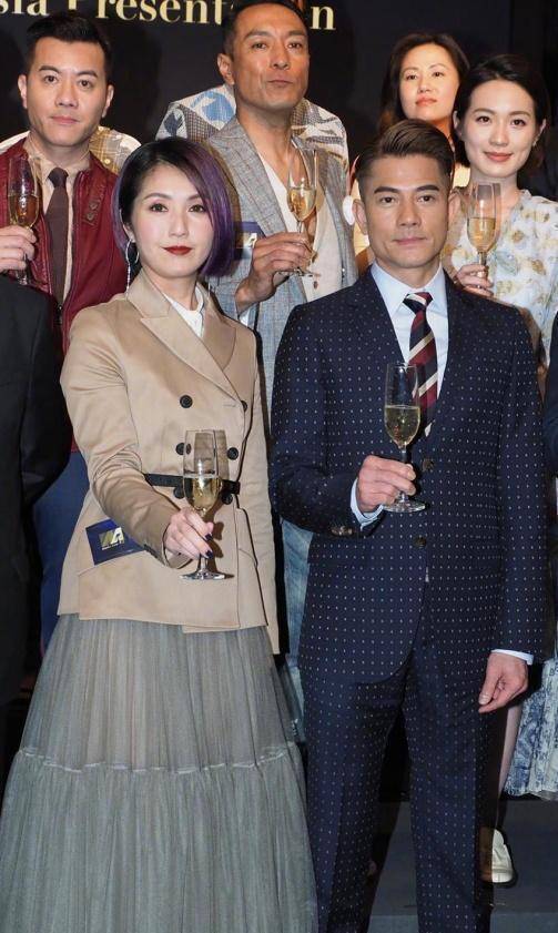在海南岛国际电影节中,郭富城就以一头黄色的背头发型亮相,实在是让人