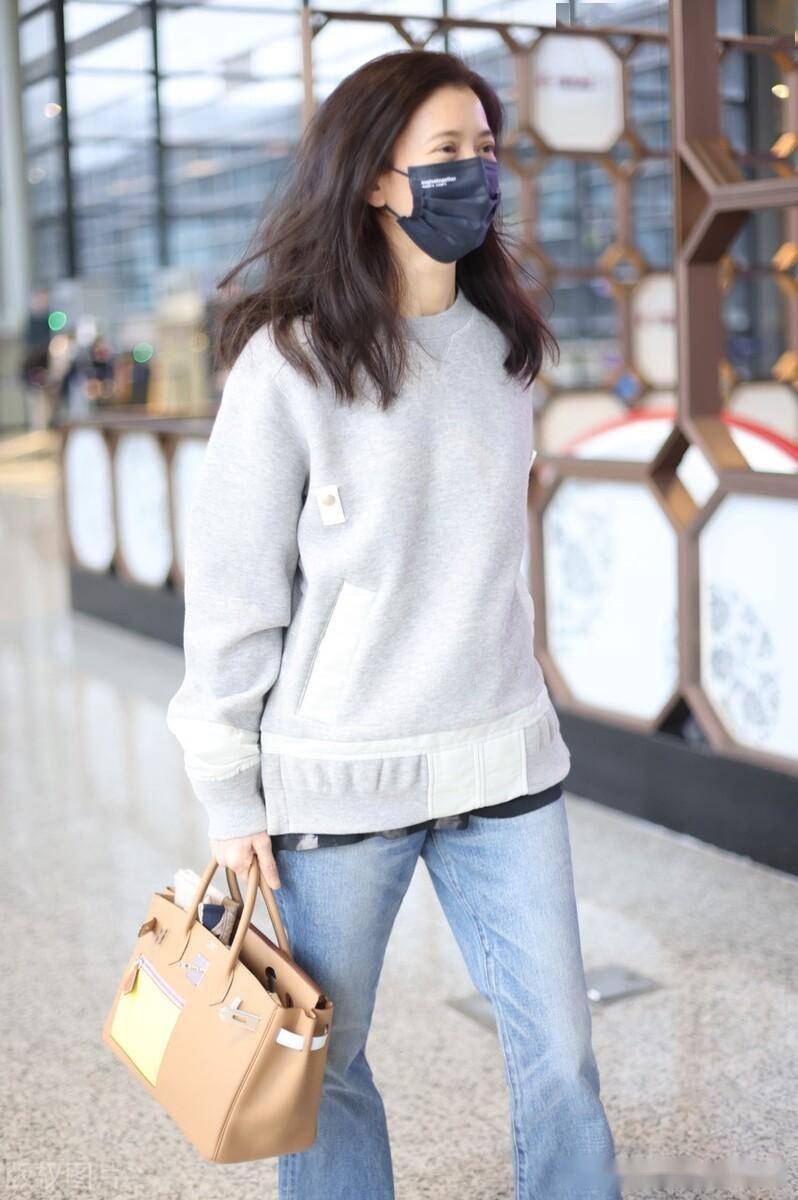 街拍:袁咏仪灰色卫衣 牛仔裤 白色运动鞋简约随性_张智霖_上海_夫妇