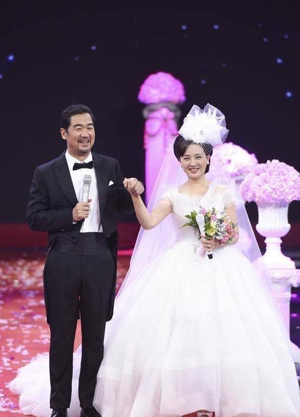 因饰演王熙凤爆红,被有妇之夫追求,28年未曾生育,今如愿当妈妈_邓婕