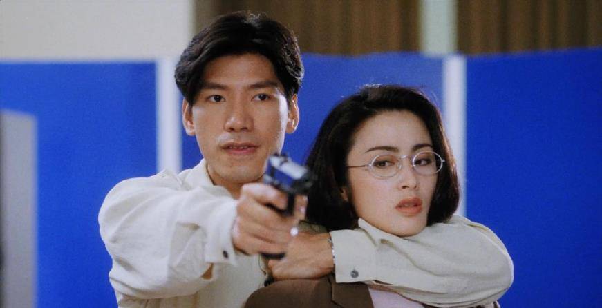 长大后再看周星驰《逃学威龙》,才看懂其中的校园暴力与卧底悲情_周