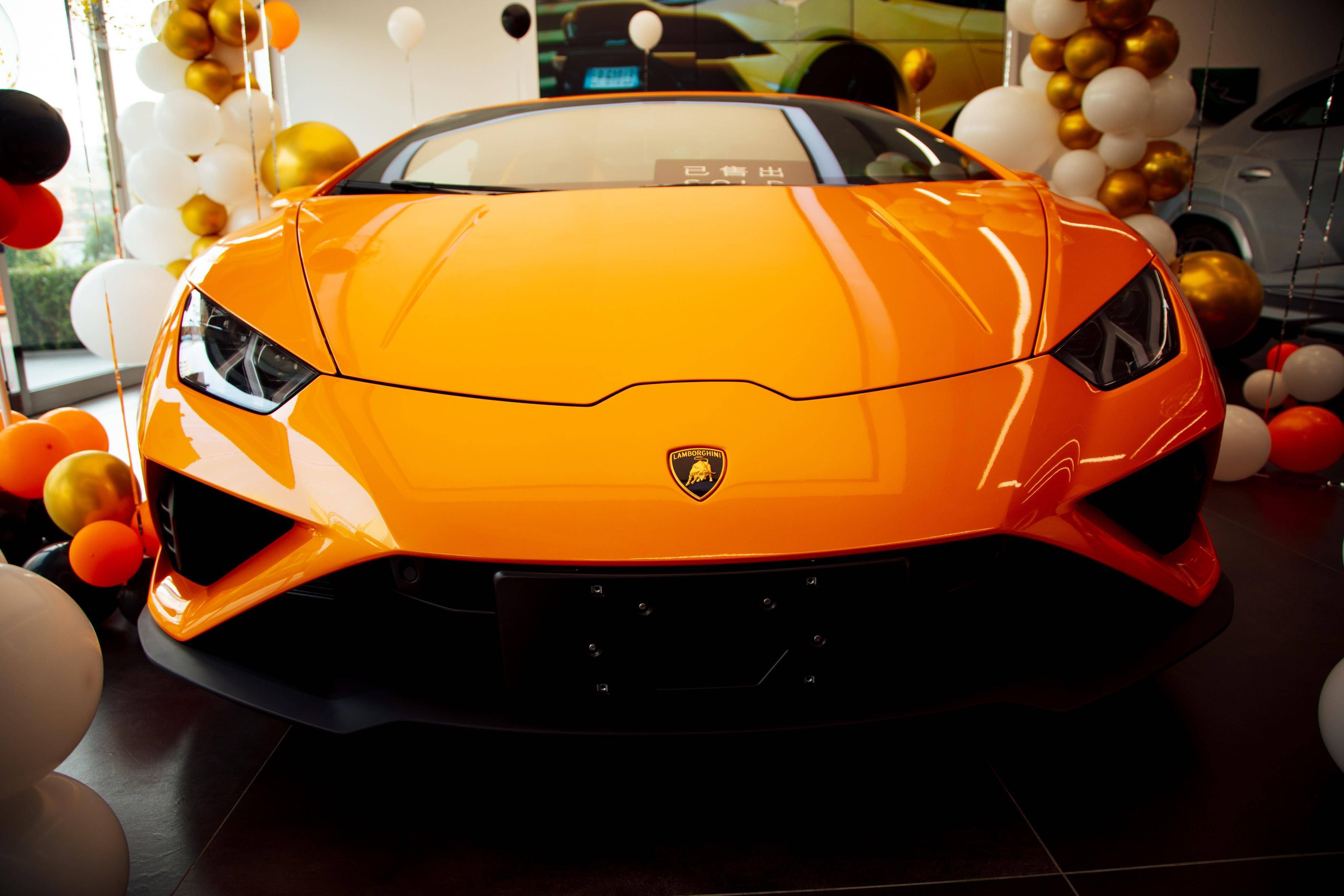 兰博基尼也降价了,350多万收获一台敞篷小牛,去年只能买到硬顶_搜狐