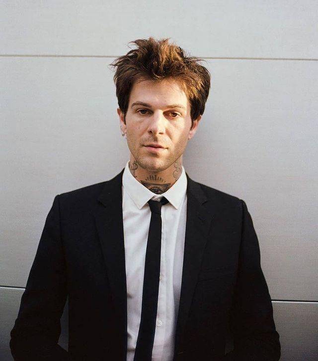 紧贴「大11岁乐团主唱」男友网友起底对方身份_杰西·卢瑟福_外界