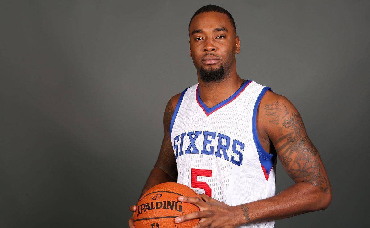 虽然凯·费尔德个子矮,然而在cba赛场却能场均抢到7篮板的数据.