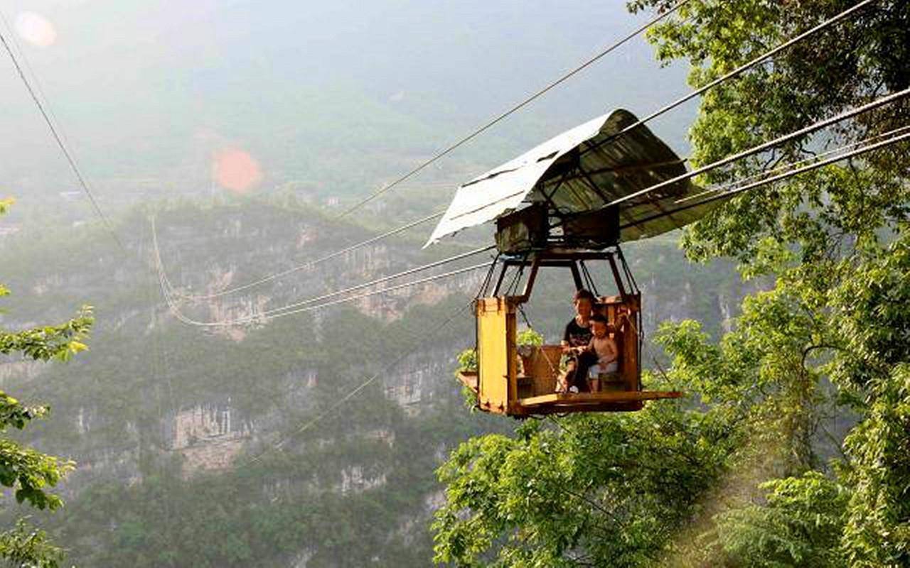 中国最危险的村庄，四周是悬崖峭壁，出行靠600米高空的铁笼