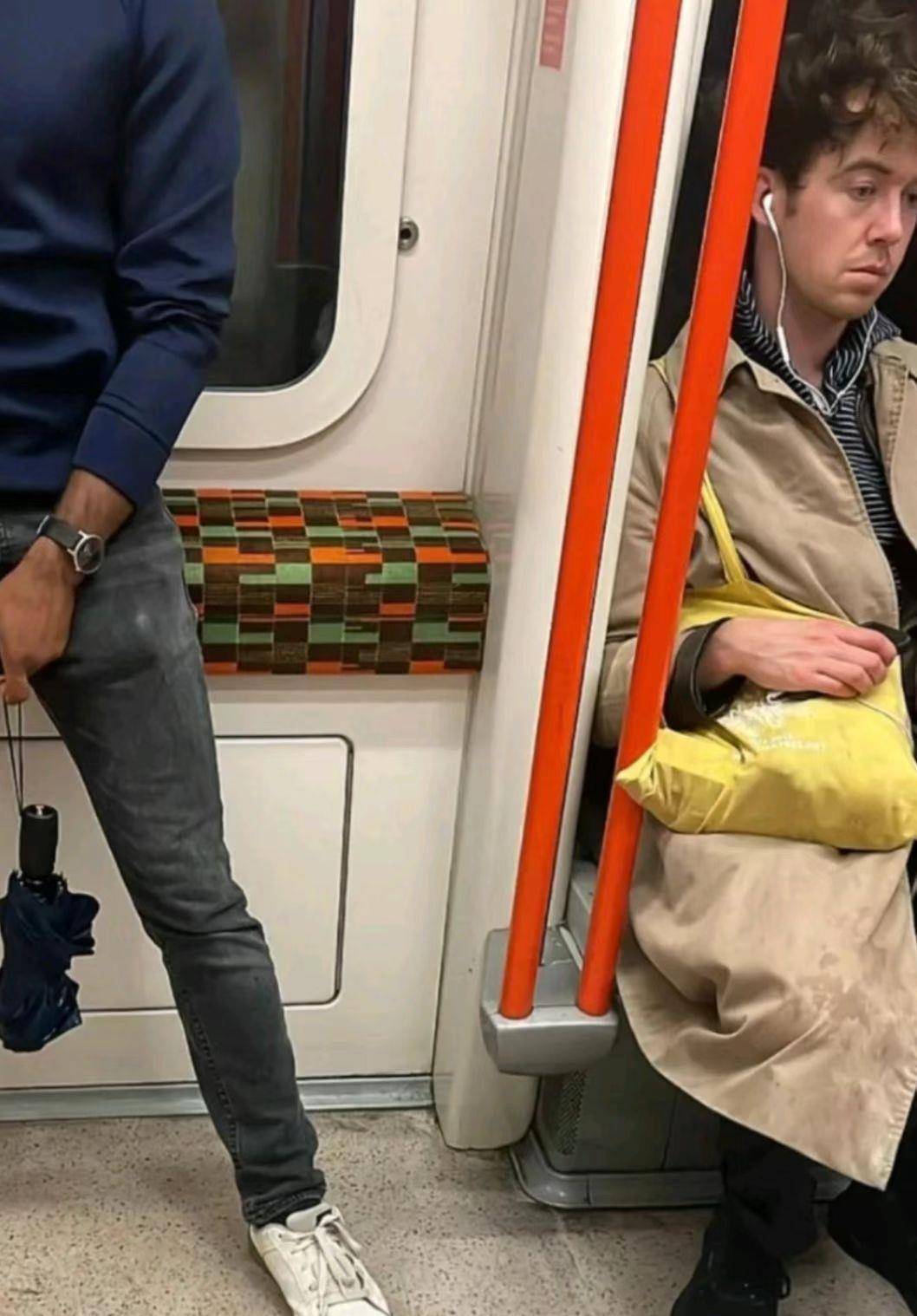 有网友在地铁上偶遇了《去他妈的世界》的男主埃里克斯·劳瑟