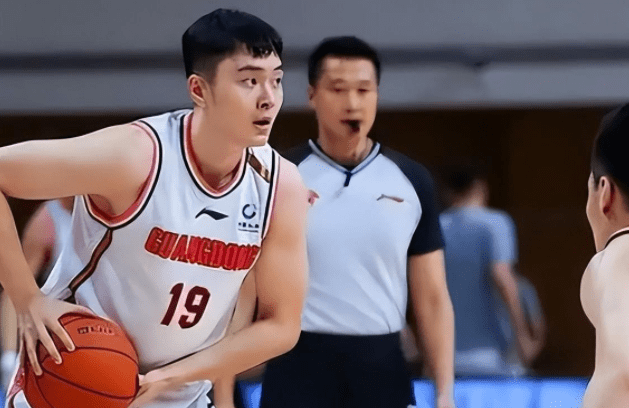 根据今天cba官方公布的广东大名单来看,马力克已经被取消注册了,这是