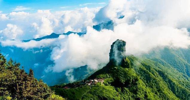 我国建在悬崖上的寺庙有很多,梵净山金顶上的寺庙,这座寺庙被评价为最