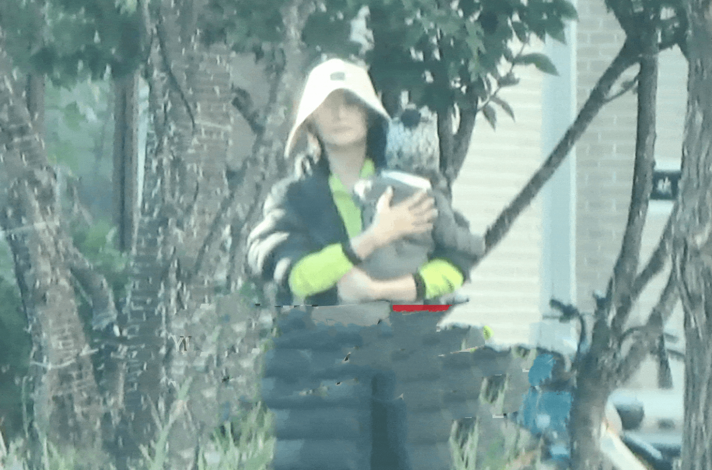 李亞鵬嬌妻出門遛娃,半歲女兒五官秀氣 2 1e6c2e128b1e4ea186cb9b588bd435a3