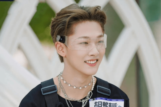 男爱豆回怼恶评:赚钱养活我自己就叫阳刚之气_胡烨涛_审美_网友