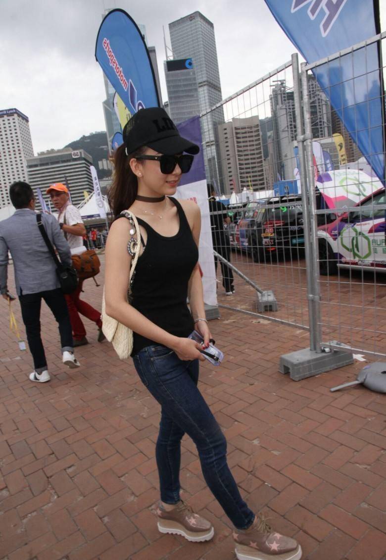 方媛穿紧身裤搭平底鞋鞋,不仅暴露腿型,也反映了她155的身高!