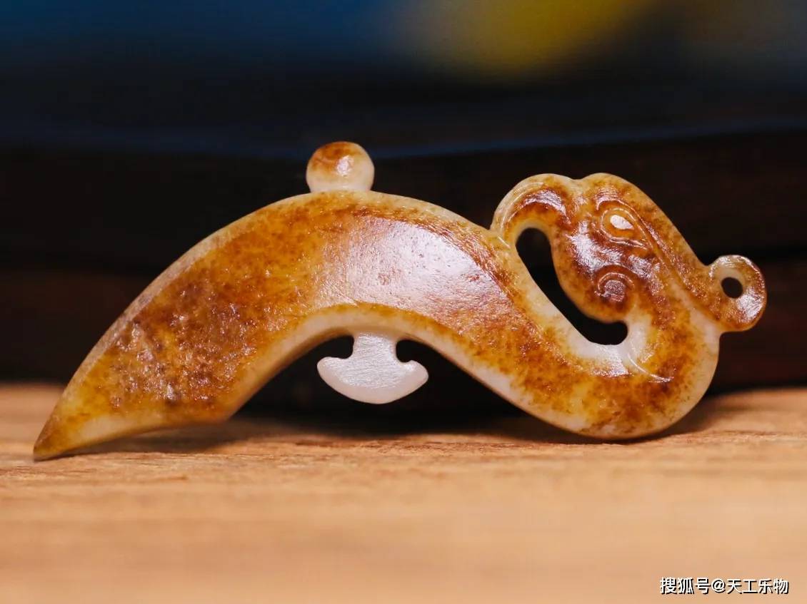 仿古风格的玉雕小件!和田籽料"龙凤带钩"!_皮色_玉石_材质