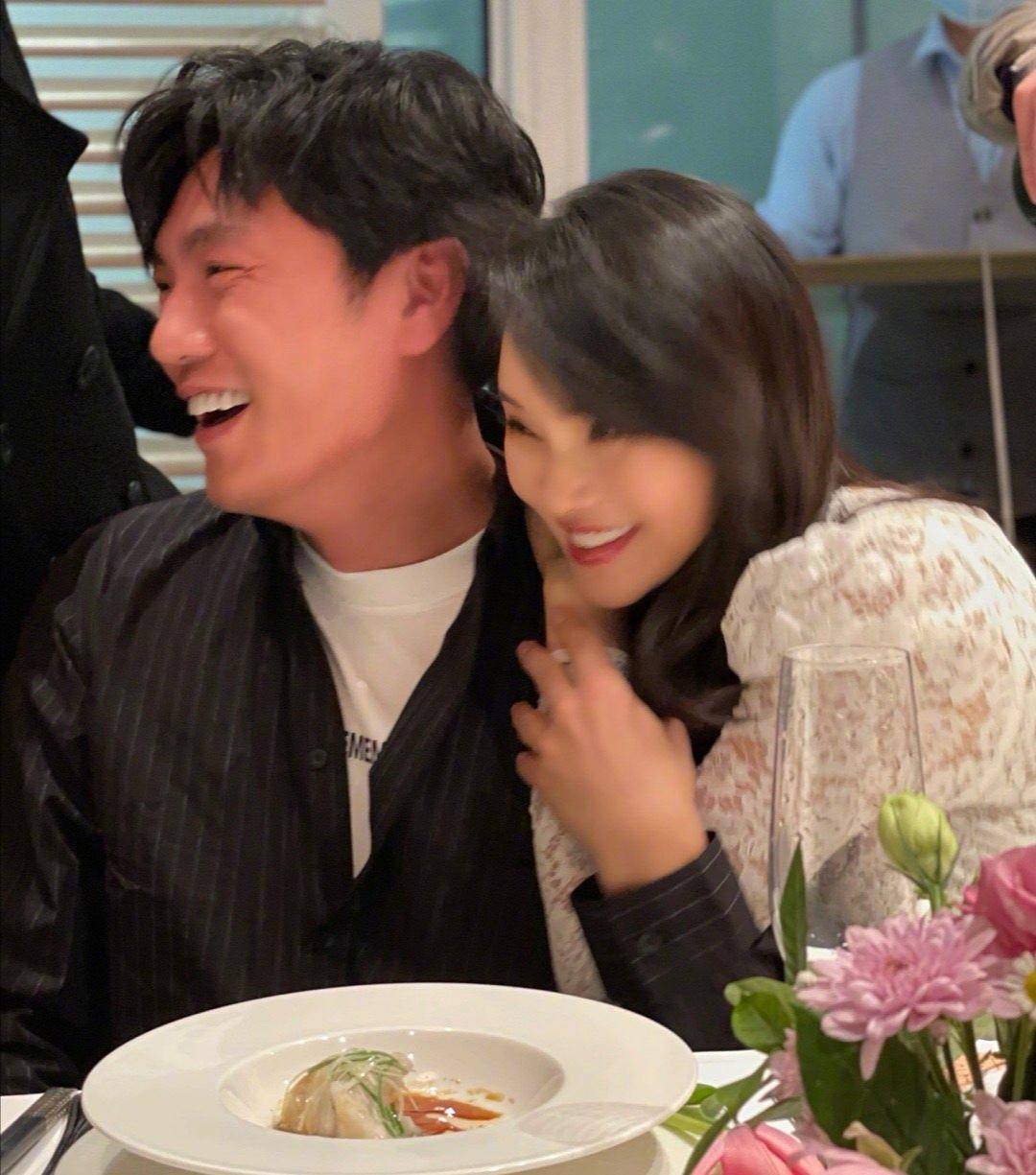 和小11岁的老公秦昊一起开心到模糊,说伊能静35岁也有人信吧!