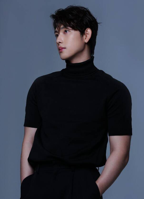 runon男主与申世景满屏的cp感 凭借超高颜值搭配取胜_时尚_衬衫_粉色