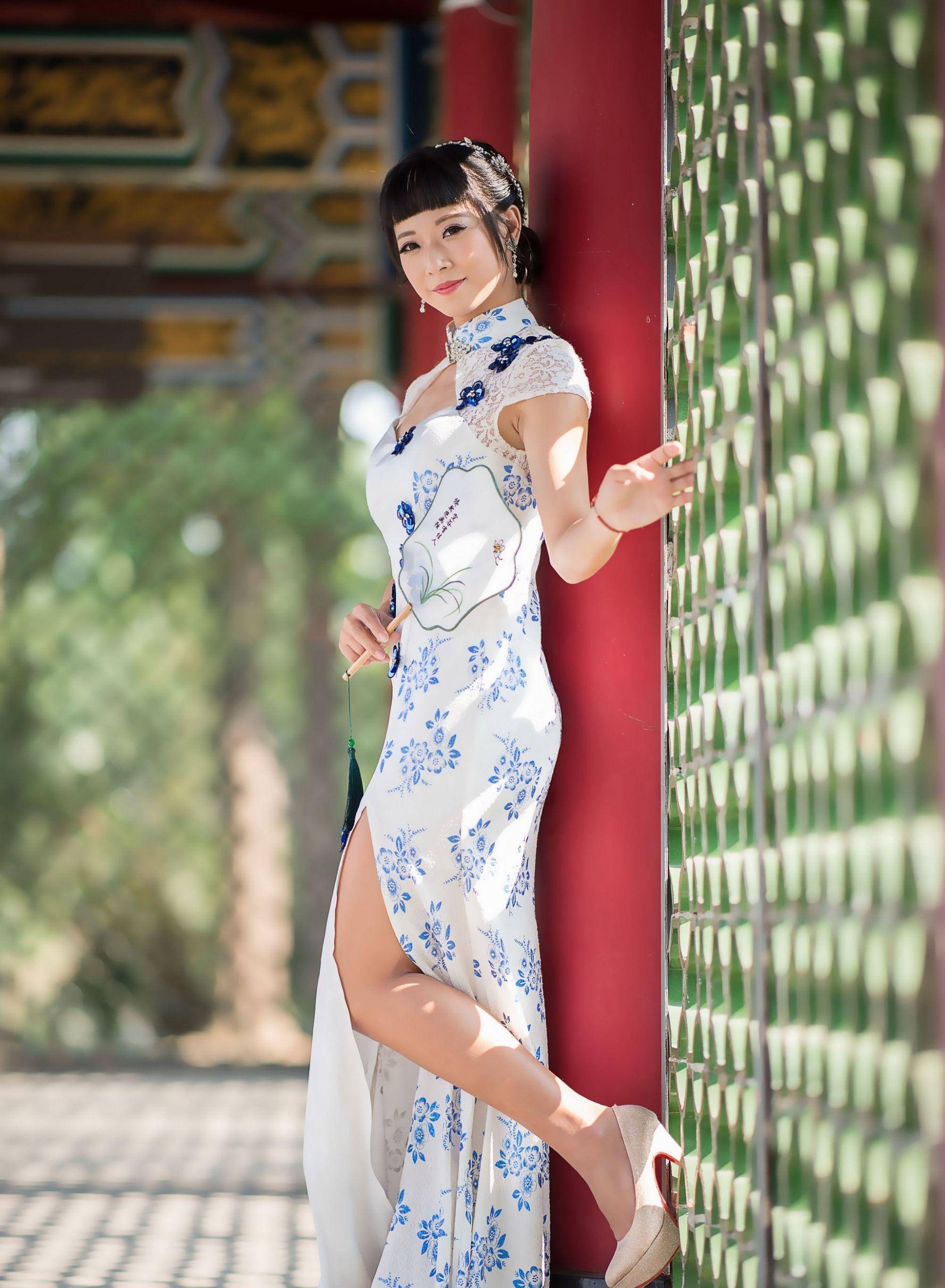 改良版的高时尚长旗袍气质无双,高挑小姐姐秀腿的神器_旗袍_气质_姐姐