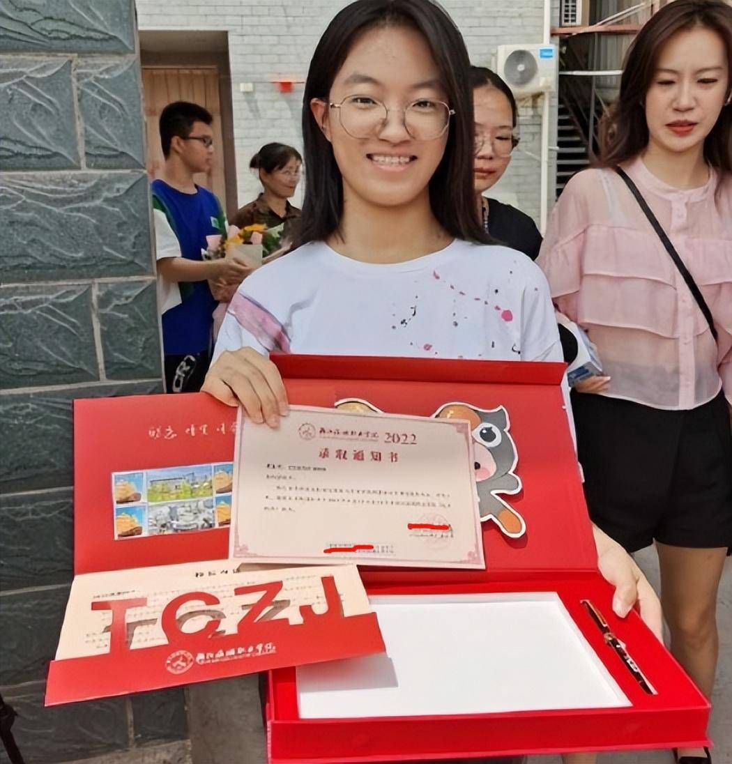 2022浙江首封录取通知书已送达，考生开心不已，网友好奇哪所大学_专业_旅游_高校