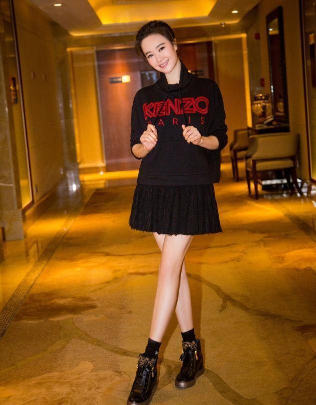 43岁左小青简直太惊艳了,一身黑色西装,尽显优雅气质_连衣裙_时尚