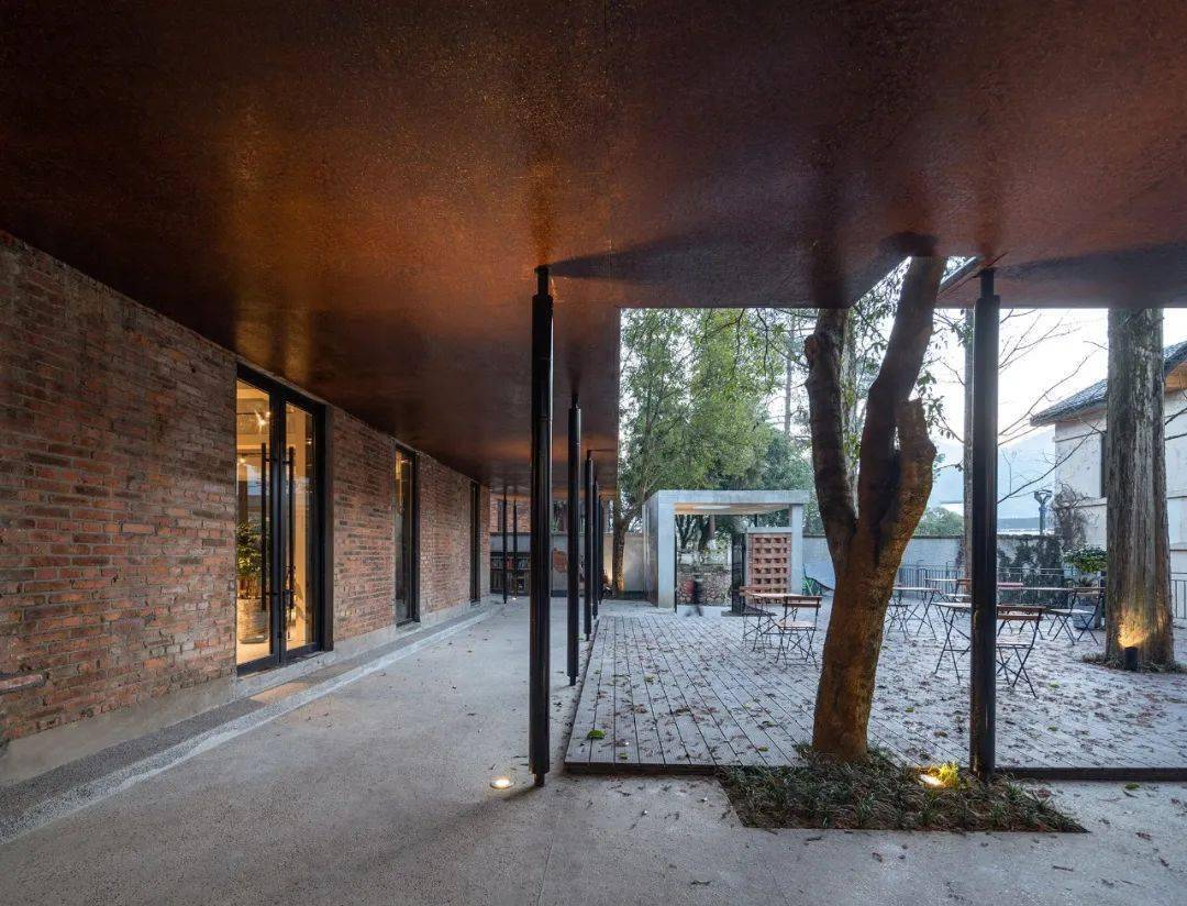 浙江三座红砖老房变身共享民宿:院落叠套,水杉映红,梦回60年代!