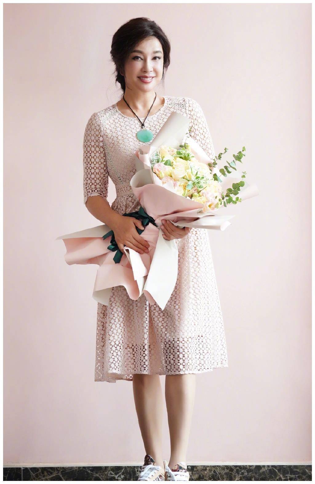 66岁刘晓庆不服老,穿粉色连衣裙清新减龄,可化了浓妆的脸有点僵_女性