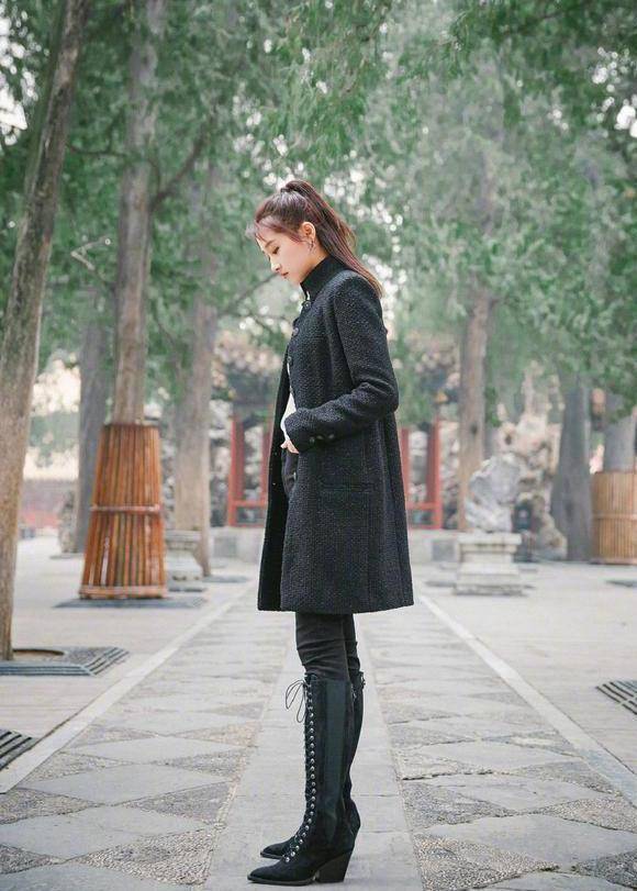 关晓彤的"小鸟腿"真绝,这么紧的皮靴硬是穿出褶皱,让人好羡慕_时尚