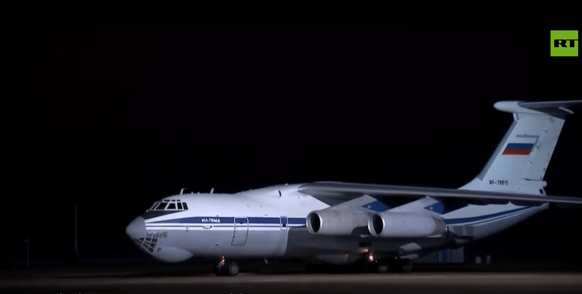 俄媒：俄国防部公布视频，乌方释放的110名俄人员乘飞机抵达莫斯科州