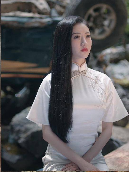 王思聪为景甜新戏宣传,展示国风服饰之美_旗袍_白色_中国