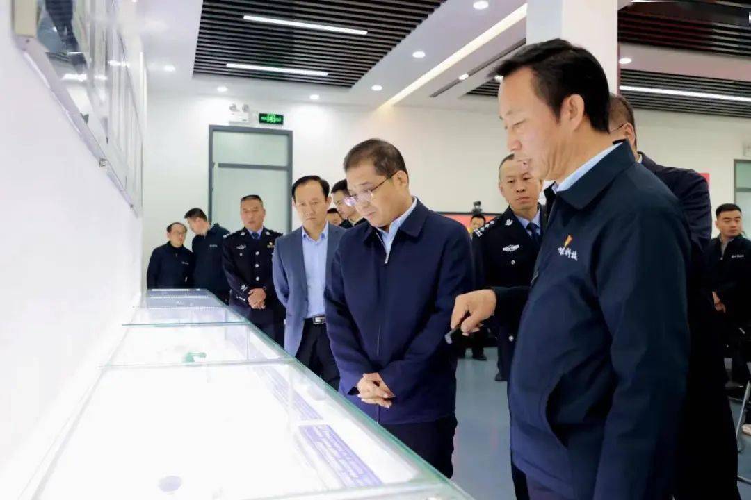 园开发区公安局富士康警务站苏春华先后来到陪同调研班子成员赵永红