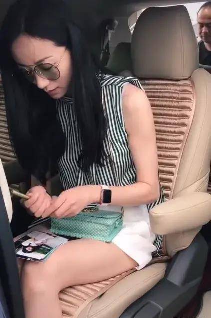 韩雪给粉丝签名,她包包"挡"的地方女生都懂,一点都没私人空间_因为