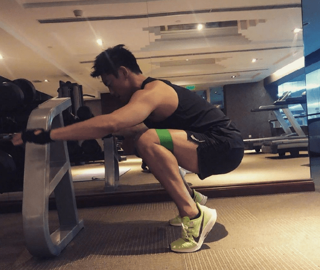 小猎豹郑恺宅家变胖,体重都快超过陈赫,自我安慰撕名牌肯定很猛_不