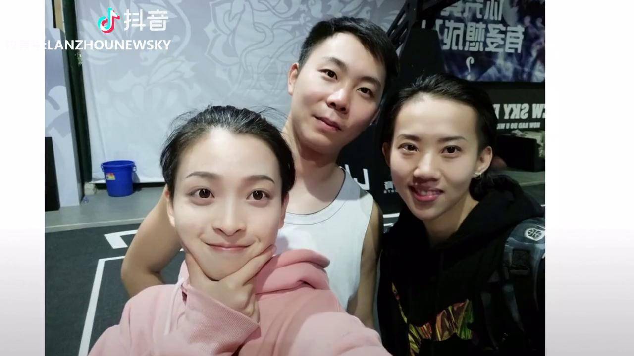 带着两个妹妹大家中秋节快乐篮球艾林林肖颖newsky