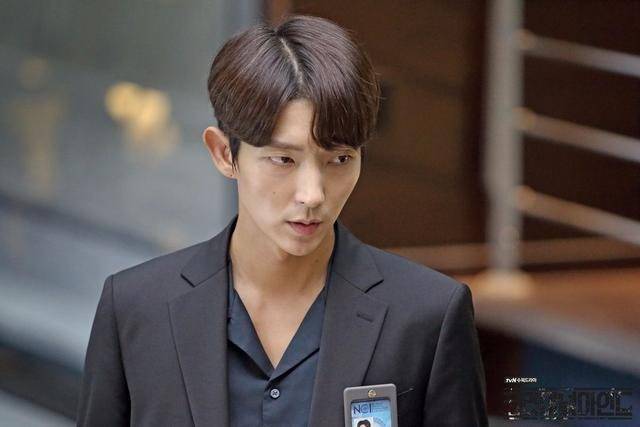 二度合做文彩元，李准基新剧公开研读剧本照，38岁童颜照旧