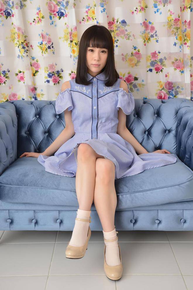 日本女星北川柚子大秀美腿!俏脸妩媚身材丰韵太惊艳了_条纹_沙发_时尚