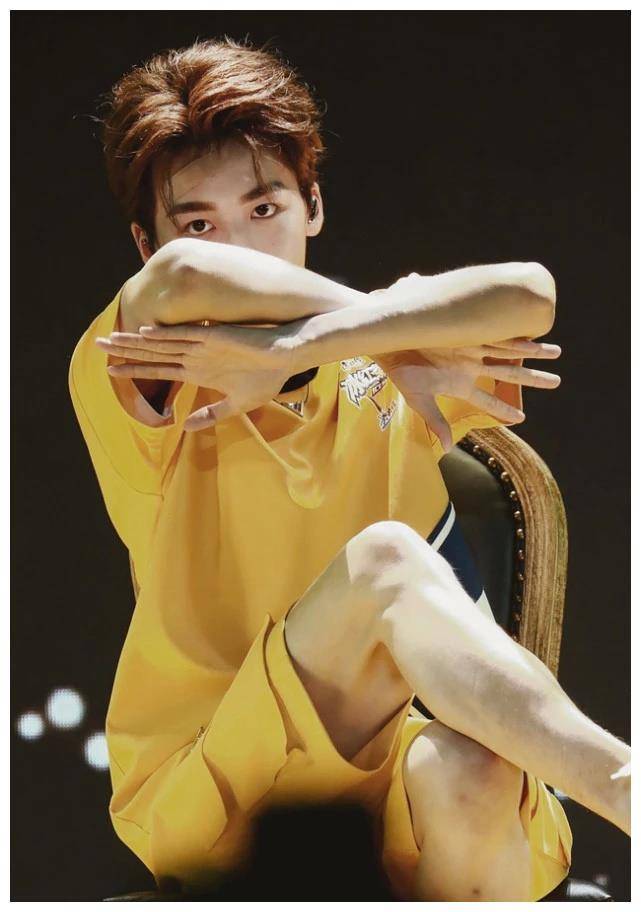 不信这是男生的腿,何洛洛穿四分裤一点腿毛都没有,好酸呀_穿着_男人