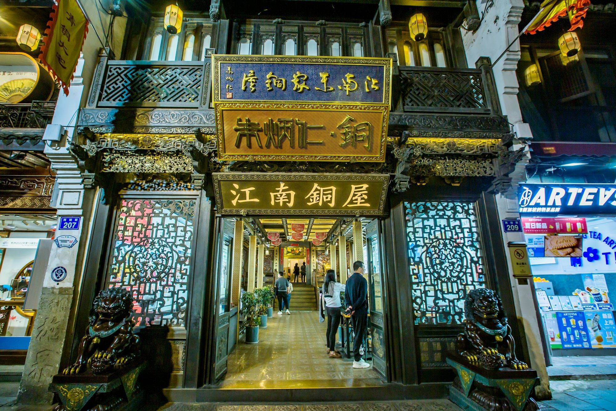 杭州河坊街的私人艺术博物馆，被誉为“铜的世界”，游客免费参观