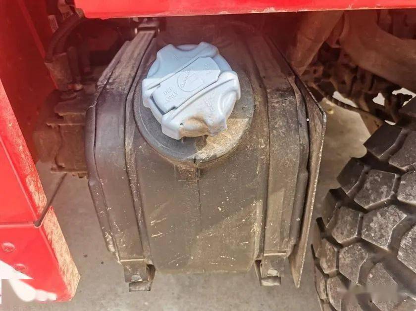 这辆猛士逆行者500采用双油箱系统,两个油箱加起来能提供125升左右的