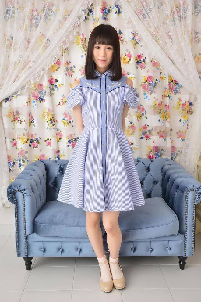 日本女星北川柚子大秀美腿!俏脸妩媚身材丰韵太惊艳了_条纹_沙发_时尚