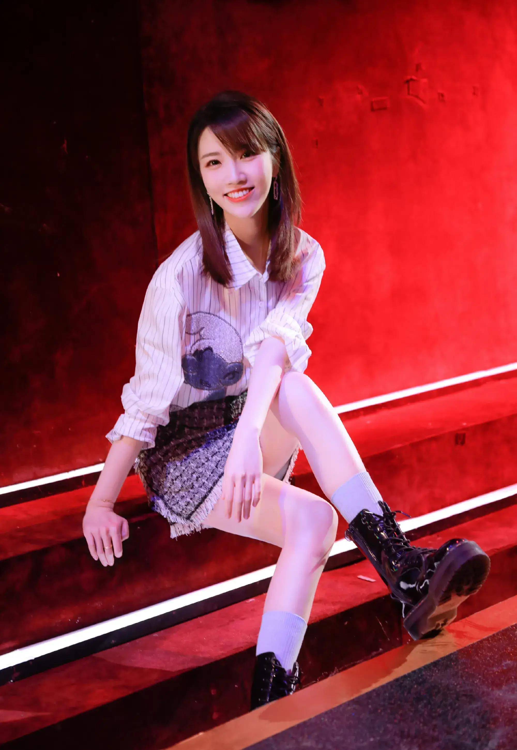 这些拥有修长美腿的女明星们,关晓彤的腿太惊艳,杨幂身材时尚_郁可唯