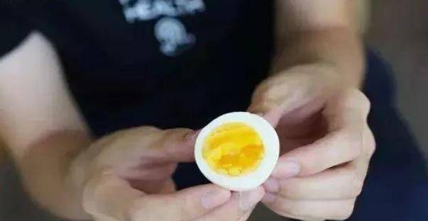 原创
            鸡蛋多煮1分钟都不行，要这样煮才合适，花2分钟看完以后不会错！
                
                 