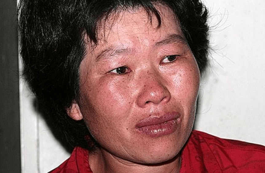 2009年，河南农村娃677分上清华，一家养猪生活，为5000学费发愁