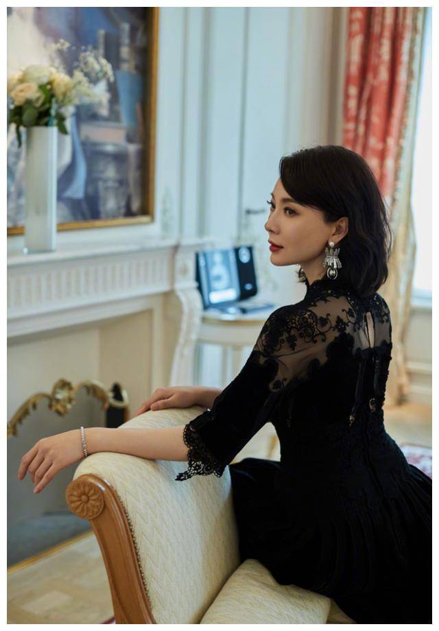 42岁陈数现活动,一袭黑色蕾丝连衣裙配齐肩发型,高级贵妇感满满_魅力