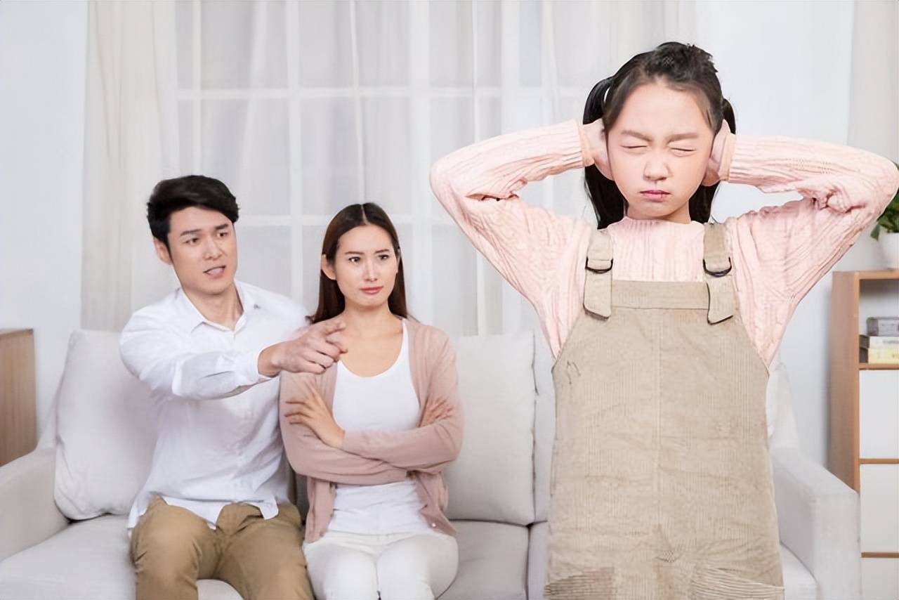 "当孩子有了逆反情绪,对父母表现得很冷淡.