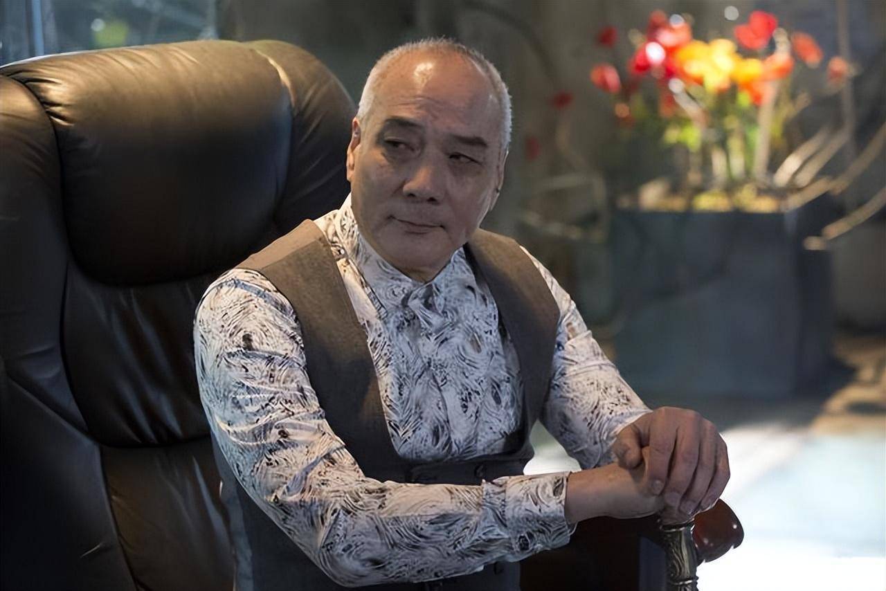 徐少强:辜负雪梨,娶小30岁娇妻,61岁生儿子,与孩子相差60岁_香港