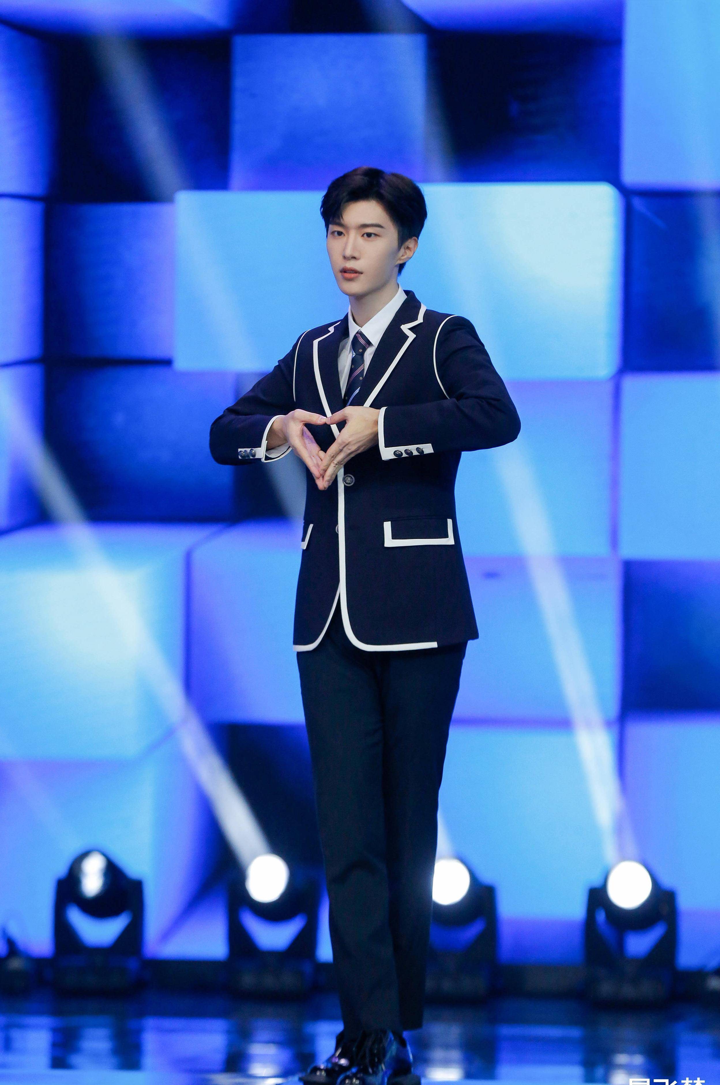 这位当红男明星被贴上"星二代"的标签,如今转型当演员但被质疑靠背景