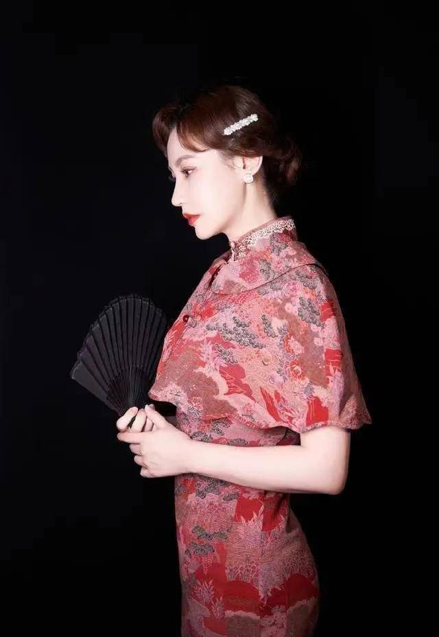 杨雪穿旗袍曲线惊艳,尽显东方女人的古典美,江南女子温柔动人_时尚
