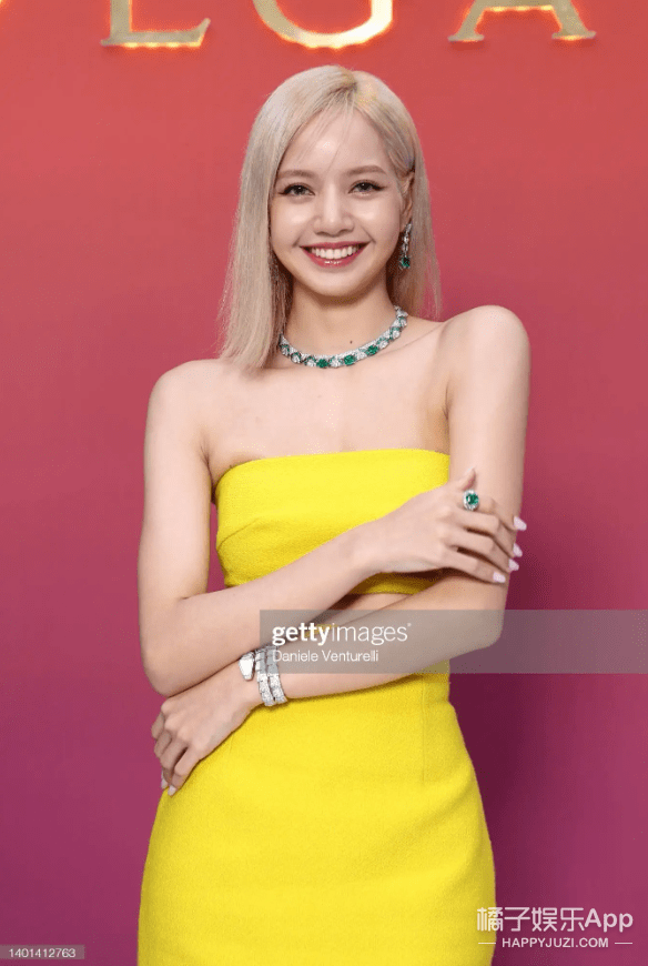 中国女星红毯没输过？内娱韩娱女艺人撞衫，其实谁土谁尴尬？_Lisa_礼服_赵露思