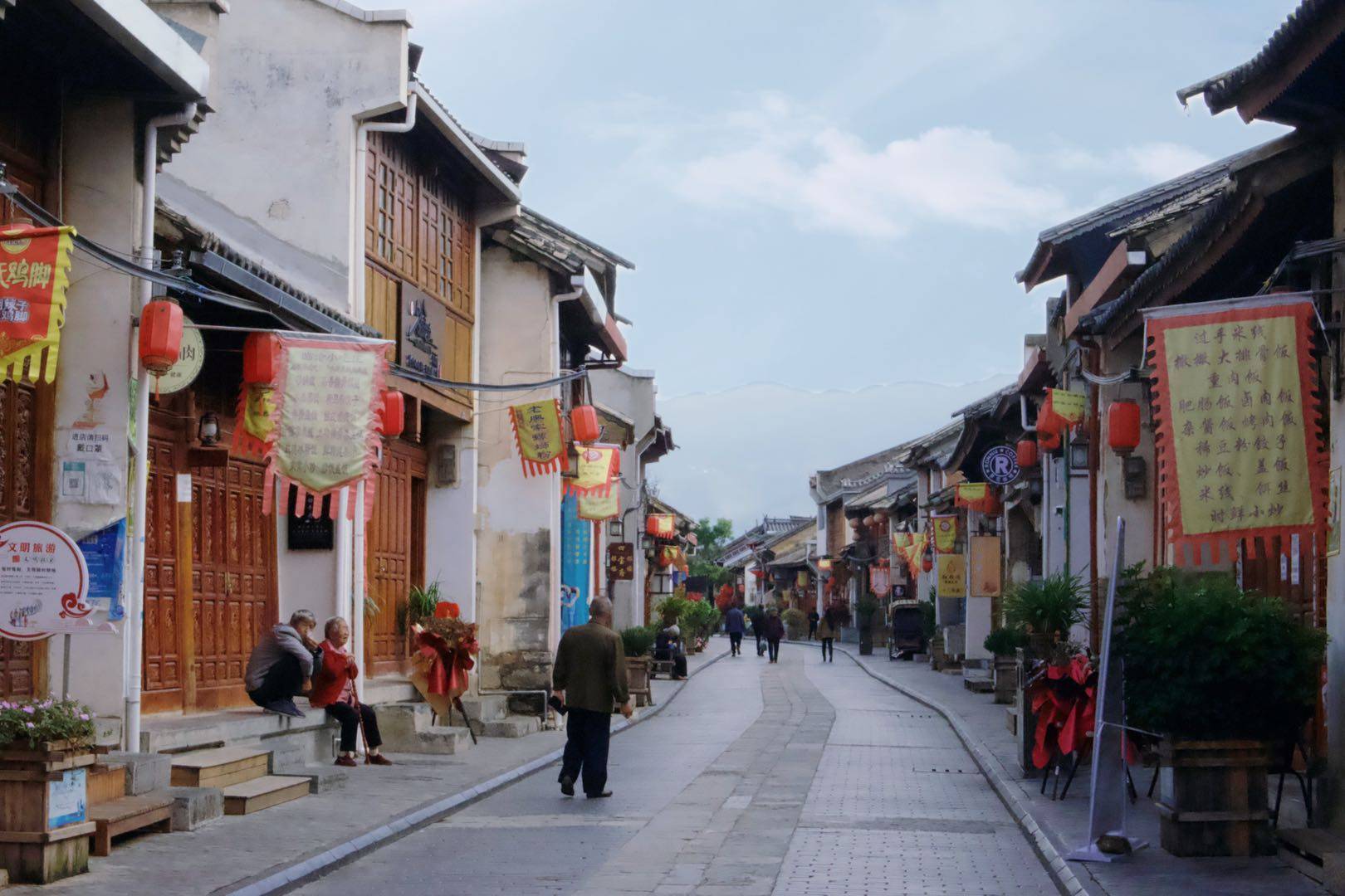 云南保山千年古镇，丝绸之路的必经之地，清朝就开的茶馆和糕点铺